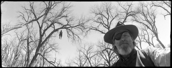 szelfi akasztott emberrel - a True Grit (A félszemű) forgatásán, 2010