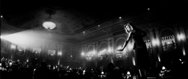 Michelle Pfeiffer énekelni készül A csodálatos Baker fiúk c. film forgatásán, 1989-ben