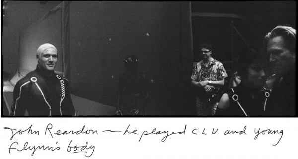 A Tron: Örökség forgatásán a fiatalkori önmagát megformáló John Reardonnal, aki a dublőre is volt a filmben, 2010