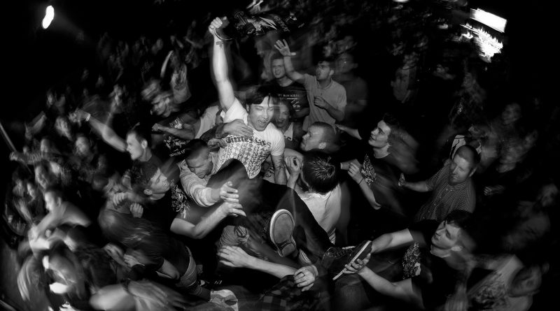 mosh pit, pogo, tánc, emergencia